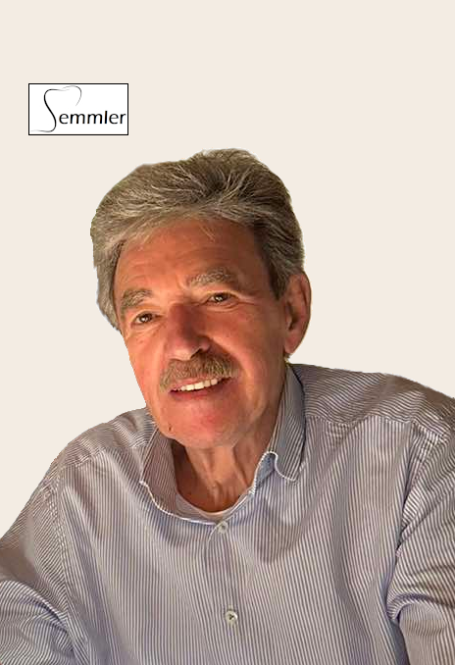 Mann mit grauen Haaren und lächelndem Gesicht, trägt ein helles Hemd.